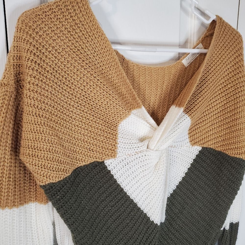 ✨️ Colorblock Twisted Front Knit Vneck Sweater - Picture 3 of 6